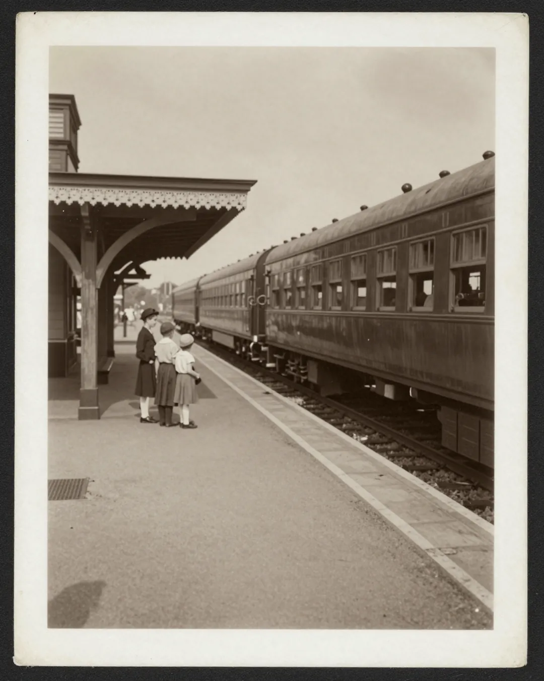 minha mãe e minha tia na plataforma da estação, acho que em 1958. a estação velha ainda existia